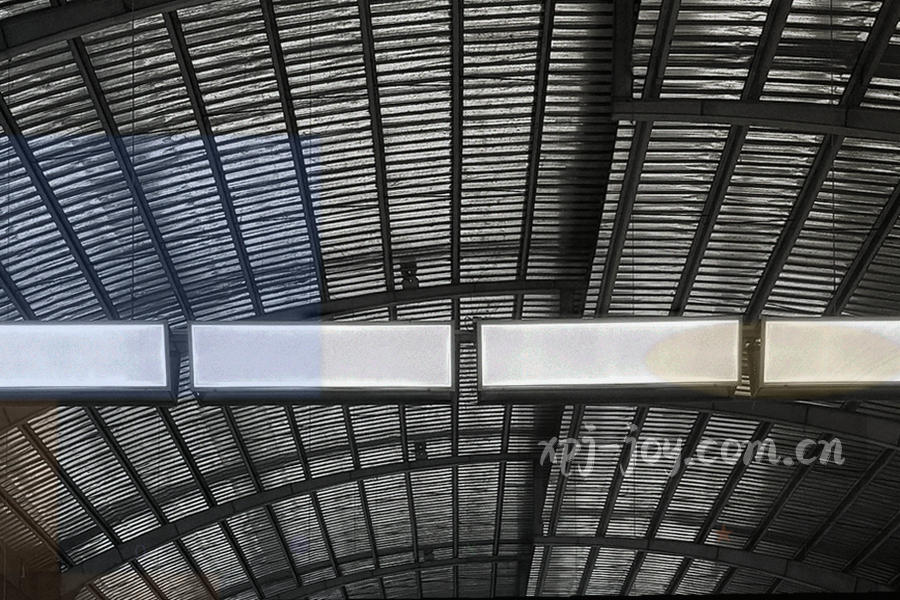 阶梯状上升的抽象图形，节点以金色标记表示服务能力的阶段性提升